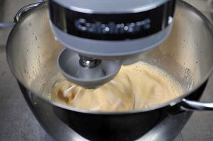 鸡蛋面团混合物与Cuisinart SM-55立式搅拌机| Foodal混合